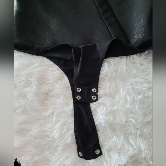 Dynamite Bodysuit in size medium with snap closure - Picture 6 of 7